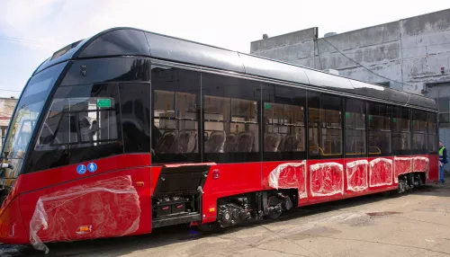 Томенко показал барнаульцам, как выглядит новый низкопольный трамвай. Фото