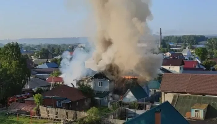В Барнауле рано утром сильный пожар охватил дом в частном секторе