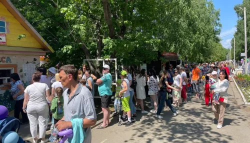 В Барнауле 1 июня в парках отдыха выстроились огромные очереди