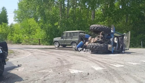Под Новосибирском трактор перевернулся от столкновения с легковым автомобилем