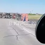 На трассе в Алтайском крае перегородил дорогу завалившийся на бок грузовик
