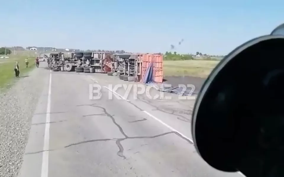 На трассе в Алтайском крае перегородил дорогу завалившийся на бок грузовик
