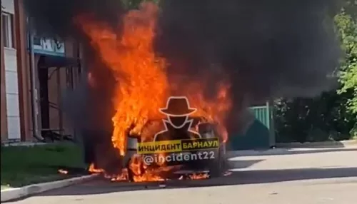 В Барнауле на парковке у торгового комплекса сгорел автомобиль