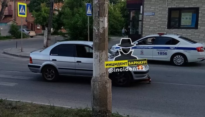 В центре Барнаула ребенок на самокате попал под машину