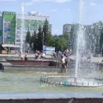 В Барнауле дети организованно в купальниках и с полотенцами купаются в фонтане