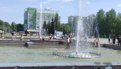 В Барнауле дети организованно в купальниках и с полотенцами купаются в фонтане