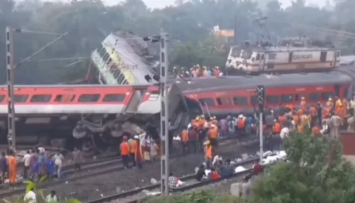 При крушении поездов в Индии погибли 288 человек и около тысячи пострадали