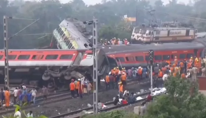 При крушении поездов в Индии погибли 288 человек и около тысячи пострадали