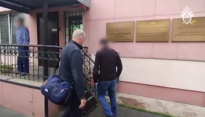Силовики задержали главу красноярского фонда капремонта и показали его особняк