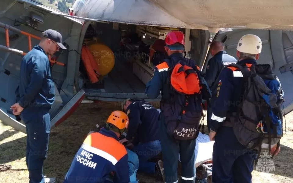 На Алтае мужчину с травмой спины эвакуировали вертолетом