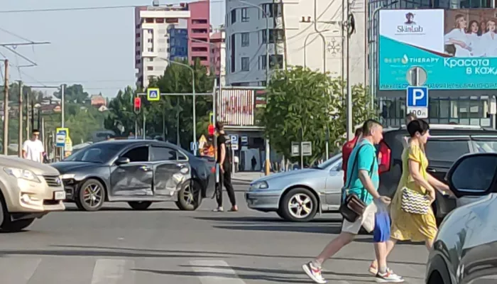 Две легковушки не поделили перекресток в центре Барнаула