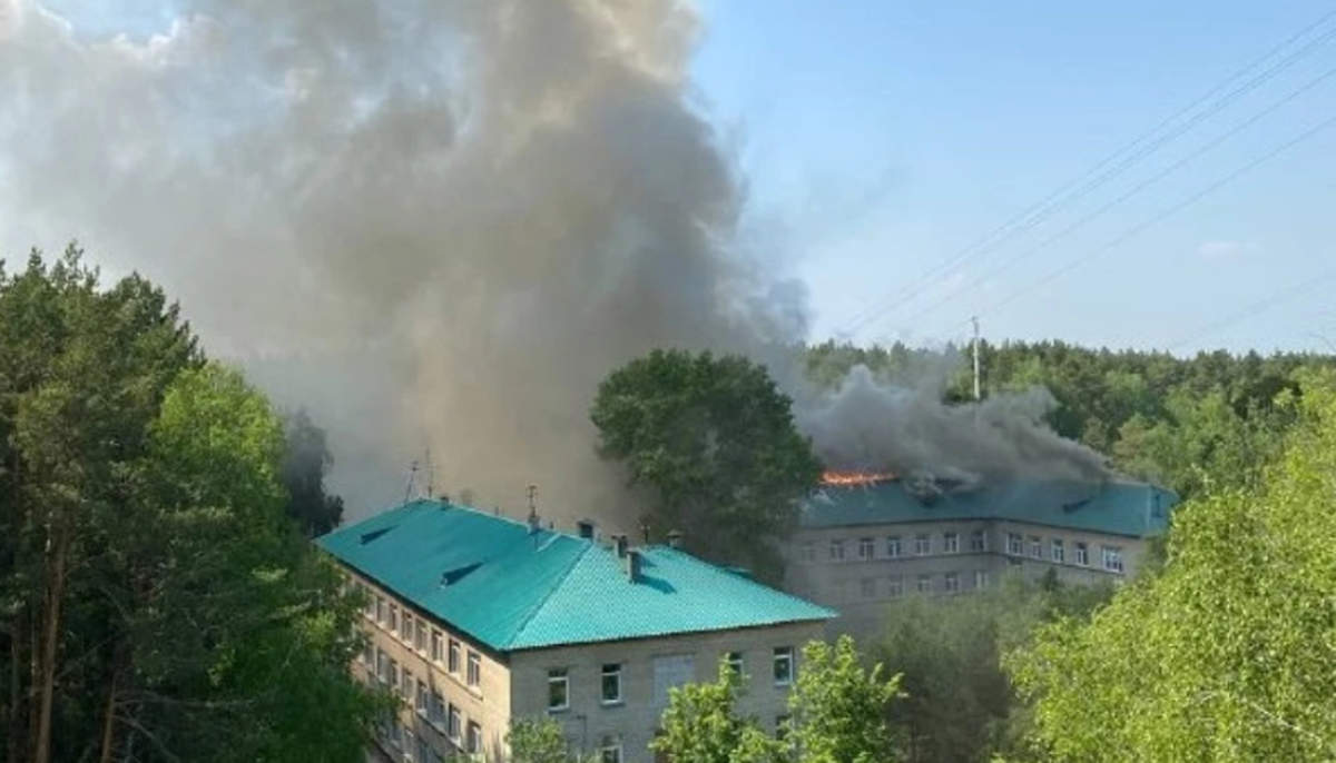 Благовещенск 14 июня что произошло. Здание горит. Пожар в Новосибирске. Пожар в здании. Пожар фото.