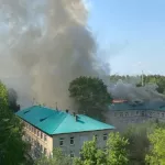 В Новосибирске пламя охватило здание больницы в Академгородке
