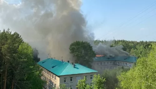 В Новосибирске пламя охватило здание больницы в Академгородке