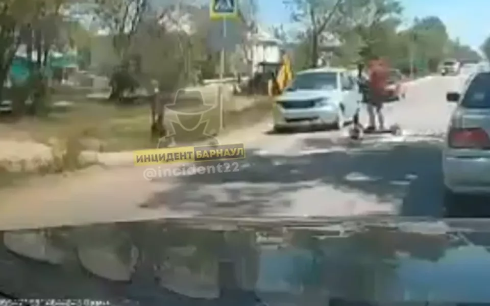 В Горняке 76-летняя женщина сбила и переехала на машине мальчика на самокате
