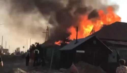 Появилось видео смертельного пожара в Новоалтайске, в котором погибло двое детей
