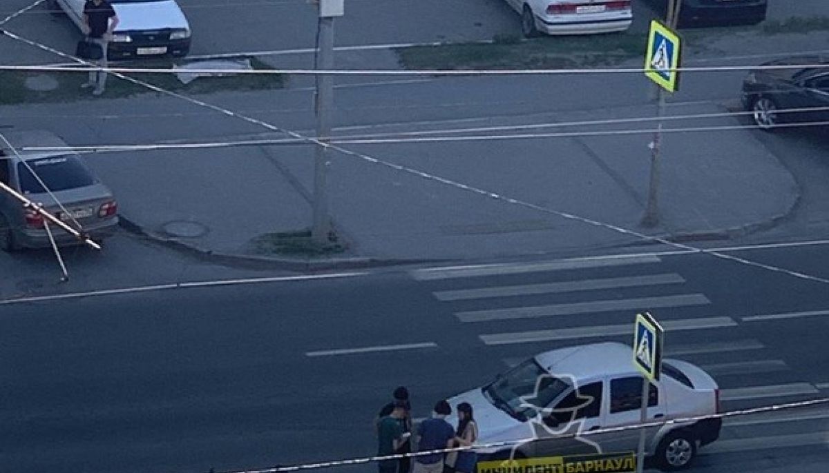 В Барнауле машины сбили двух человек на электросамокатах - Толк 06.06.2023