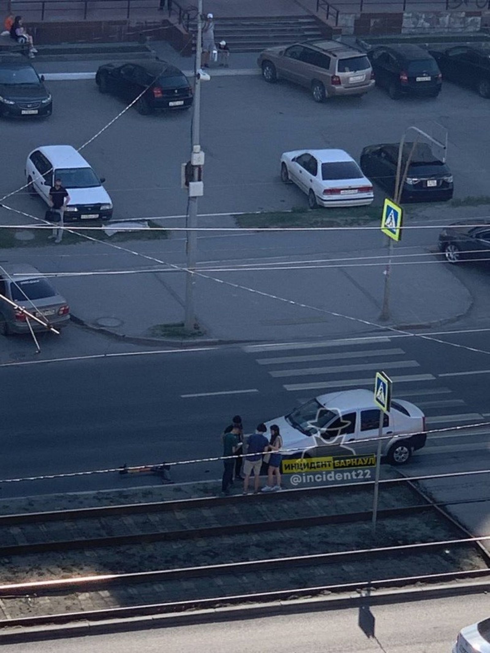 В Барнауле машины сбили двух человек на электросамокатах - Толк 06.06.2023