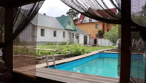 Коттедж с бассейном и огородиком продают в Барнауле за 18,8 млн рублей