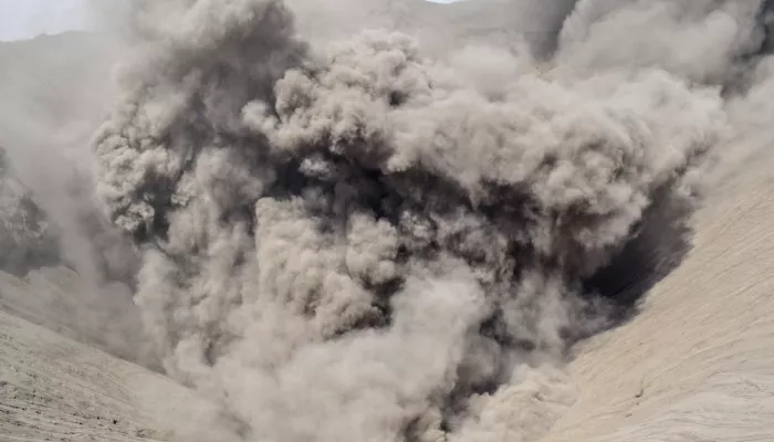 В Одессе после мощного взрыва поднялось грибовидное облако