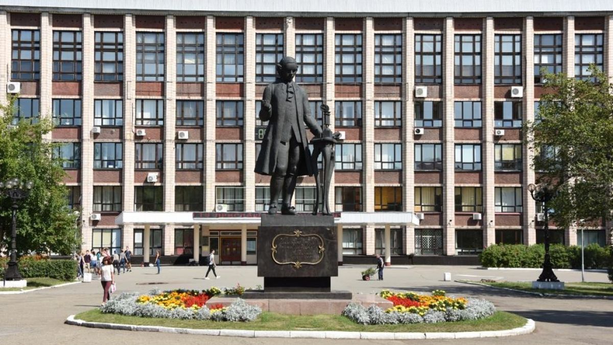 Университет. Памятник Ползунову