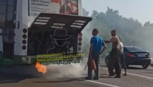 В Барнауле автобус начал извергать огонь при подъеме в гору