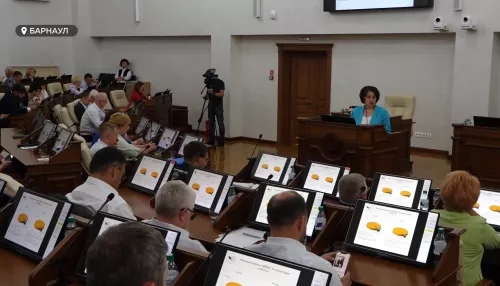 Депутаты АКЗС подвели итоги парламентского сезона и назначили выборы губернатора