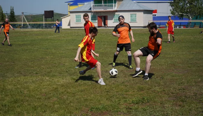 Футбольный матч поколений состоялся в Змеиногорске