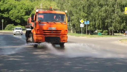 В Барнауле дорожники начали поливать улицы, а ночью приступят к мойке