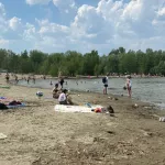 Место под солнцем. Барнаульцы, спасаясь от жары, штурмуют нелегальный пляж