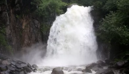 Водопад Корбу на Алтае стал мощнее из-за паводка