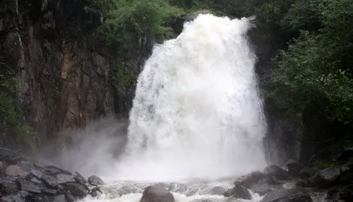 Доступ к популярным алтайским водопадам закрыли из-за паводка