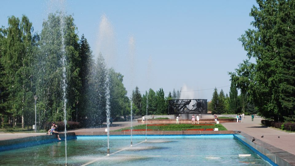 Жара. Солнце. Фонтан. Погода.