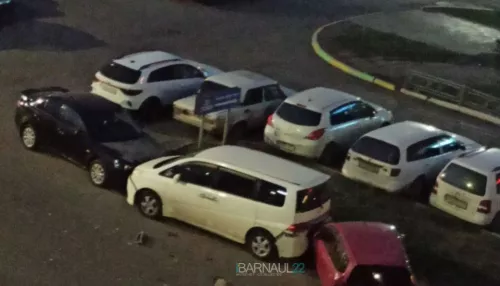 В Барнауле ночью неизвестный протаранил авто – пострадали три машины