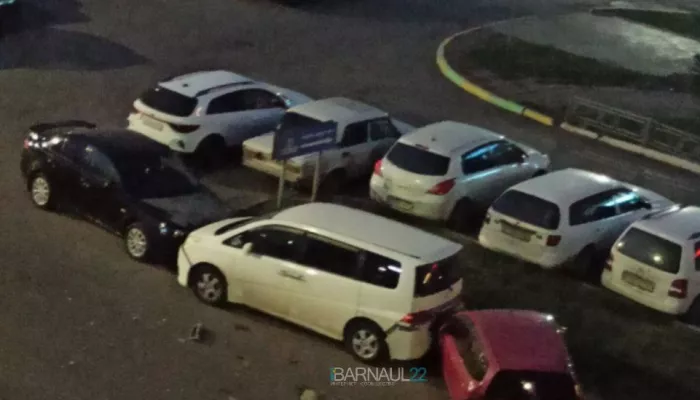 В Барнауле ночью неизвестный протаранил авто – пострадали три машины