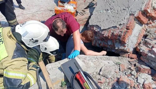 В Алтайском крае сотрудники МЧС помогли раненому мальчику в заброшенном здании