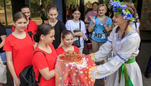 В Барнауле встретили танцевальным флешмобом гостей из Донбасса