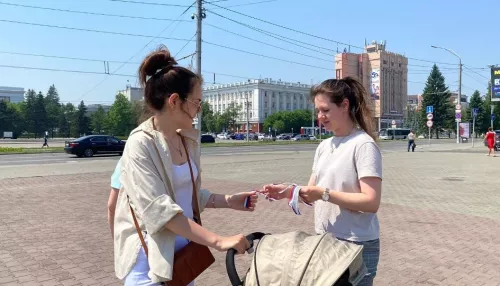 В Барнауле начали раздавать ленты-триколор в честь Дня России