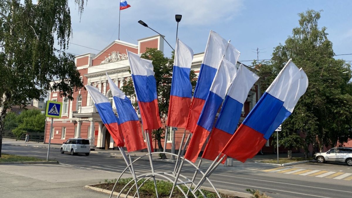 Флаги России на улицах Барнаула