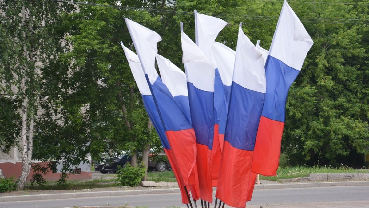 Флаги России на улицах Барнаула