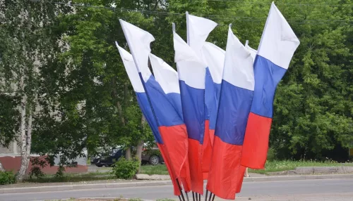 Улицы Барнаула украсили сотнями триколоров ко Дню России