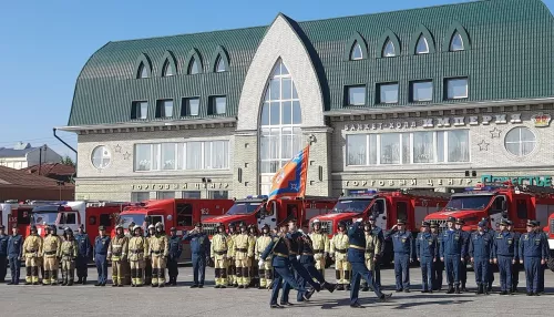 В Барнауле прошел торжественный развод пожарно-спасательных подразделений. Фото