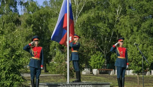 В Барнауле состоялась церемония поднятия государственного флага