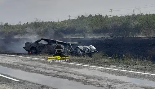 В Алтайском крае в ДТП сгорели два автомобиля – есть погибшие