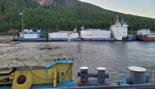 Столкновение двух танкеров и разлив топлива произошел на реке Лене в Сибири