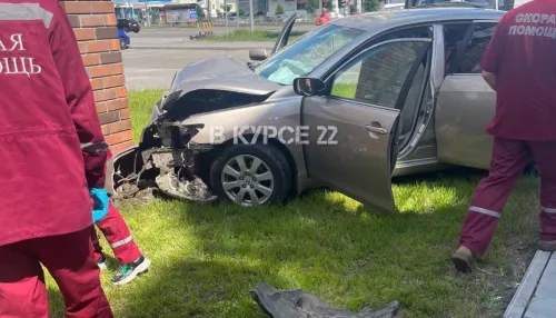 В Барнауле автомобиль разбился об ограждение ЖК на Власихинской