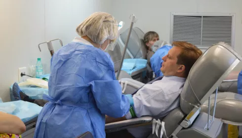 Спасательная операция: алтайские министры присоединились к акции по сдаче крови