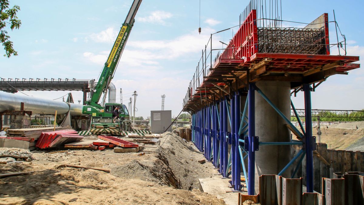 Реконструкция моста на проспекте Ленина. Монтаж металлических конструкций. Июнь 2023 года