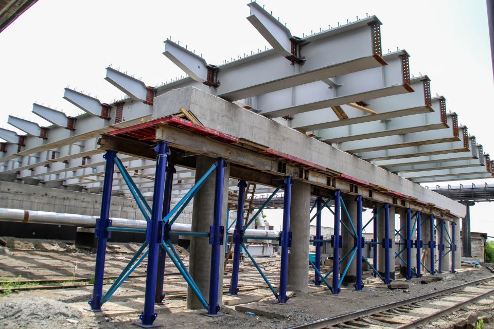 Реконструкция моста на проспекте Ленина. Монтаж металлических конструкций. Июнь 2023 года