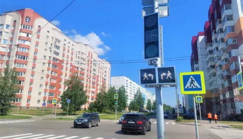 В Барнауле около новой поликлиники №14 на Лазурной заработал светофор